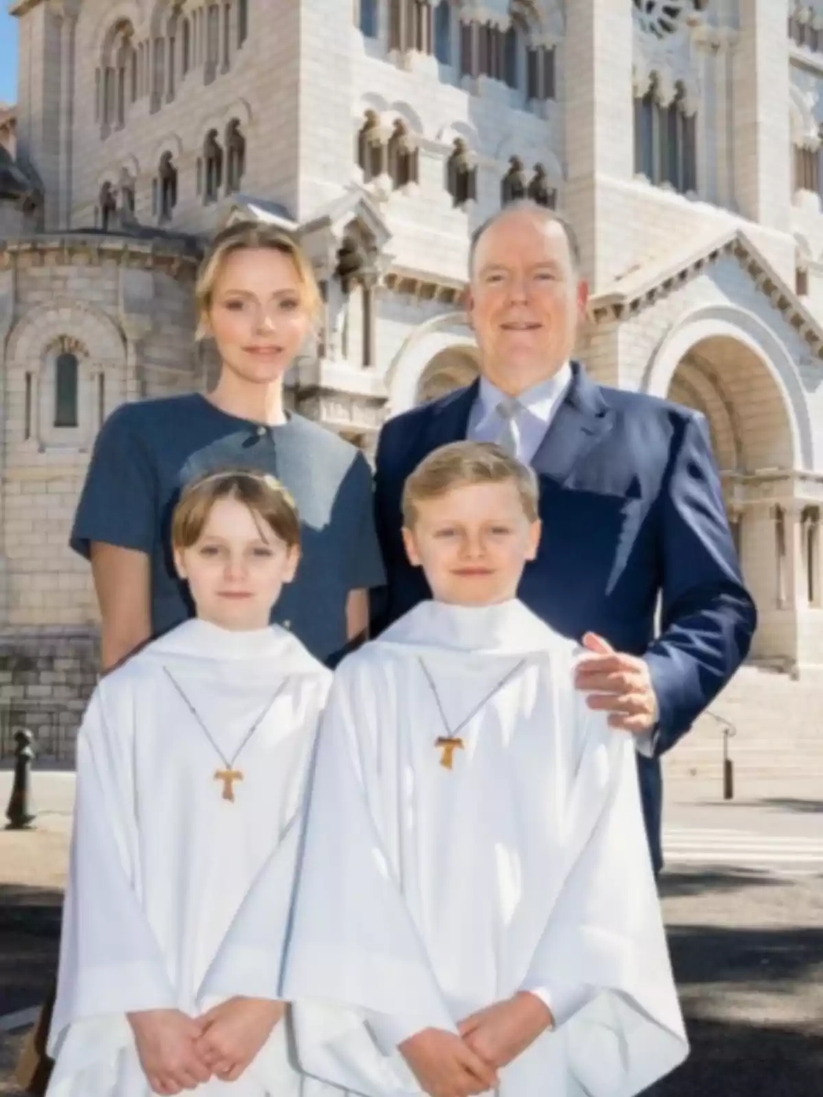 El príncep Albert de Mònaco juntament amb Charlene de Mònaco i els seus fills, vestits de primera comunió. El príncep Albert de Mònaco juntament amb Charlene de Mònaco i els seus fills, vestits de primera comunió.