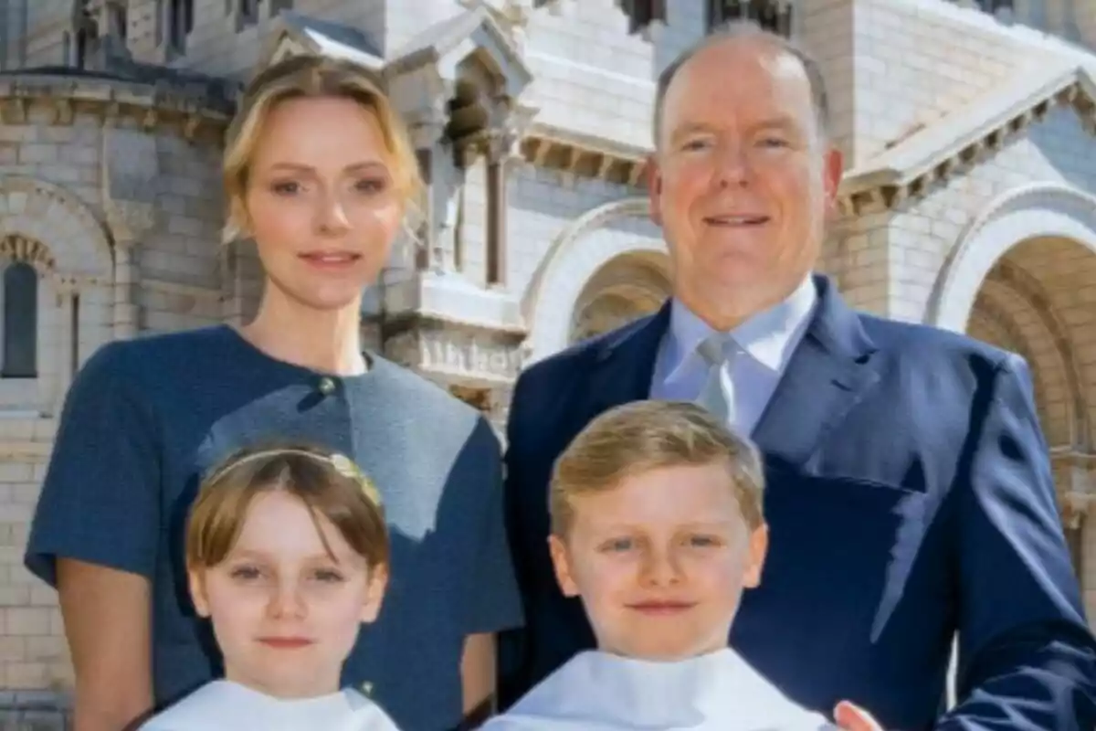Alberto i Charlene de Mònaco posen amb els seus dos fills -Jacques i Gabriella- el dia de la seva comunió.