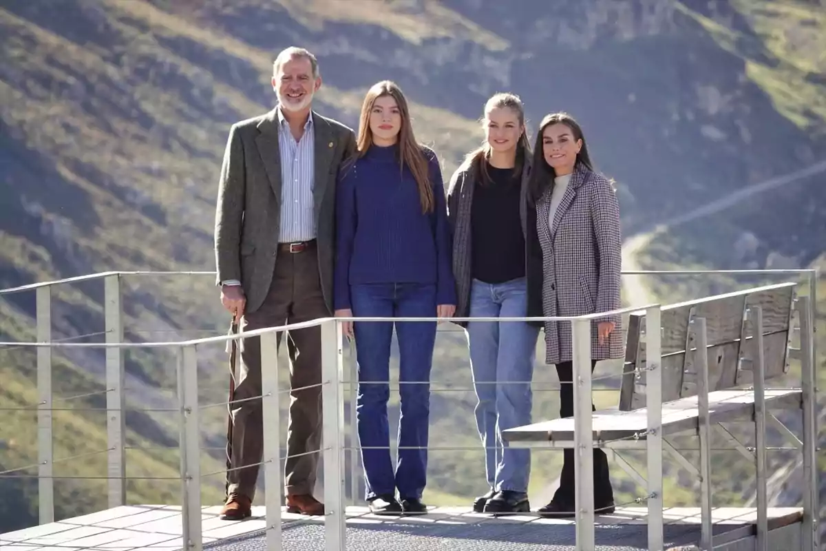 La família reial, amb un paisatge muntanyós de fons, a Sotres, Poble Exemplar d'Astúries el 2024 La família reial, amb un paisatge muntanyós de fons, a Sotres, Poble Exemplar d'Astúries el 2024