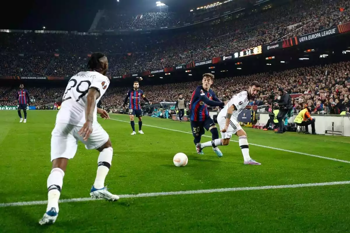 Gavi luchando un balón contra los jugadores del United Gavi luchando un balón contra los jugadores del United
