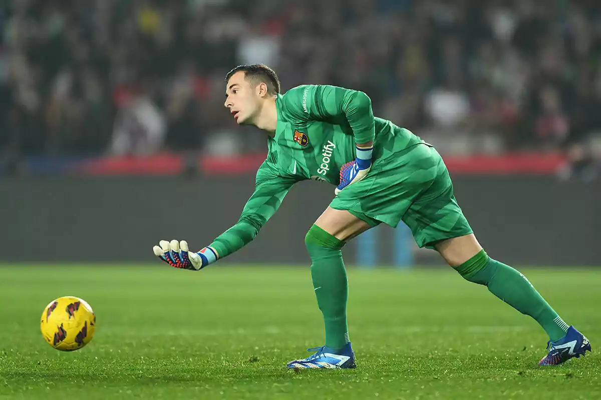 Iñaki Peña con uniforme verde en acción durante un partido.