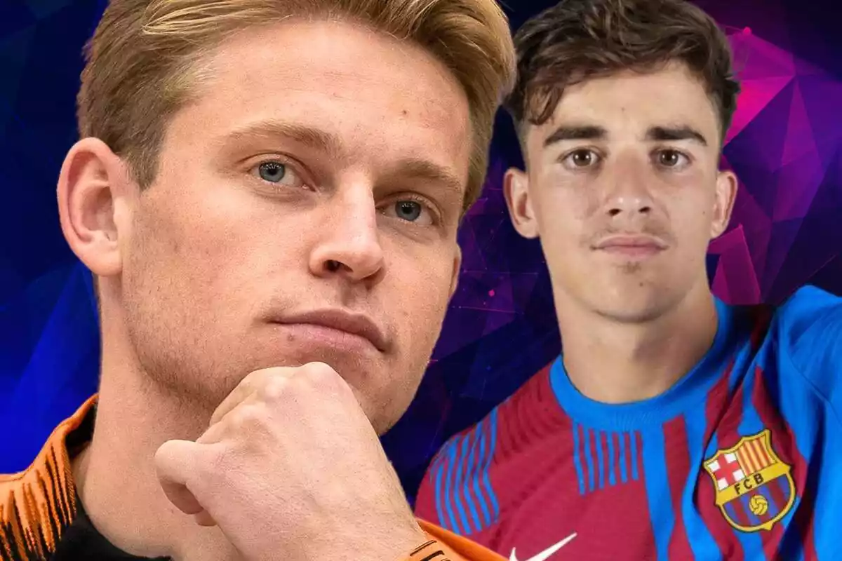 Frenkie de Jong con la mano en la barbilla con Gavi vestido con la camiseta del FC Barcelona al fondo Frenkie de Jong con la mano en la barbilla con Gavi vestido con la camiseta del FC Barcelona al fondo