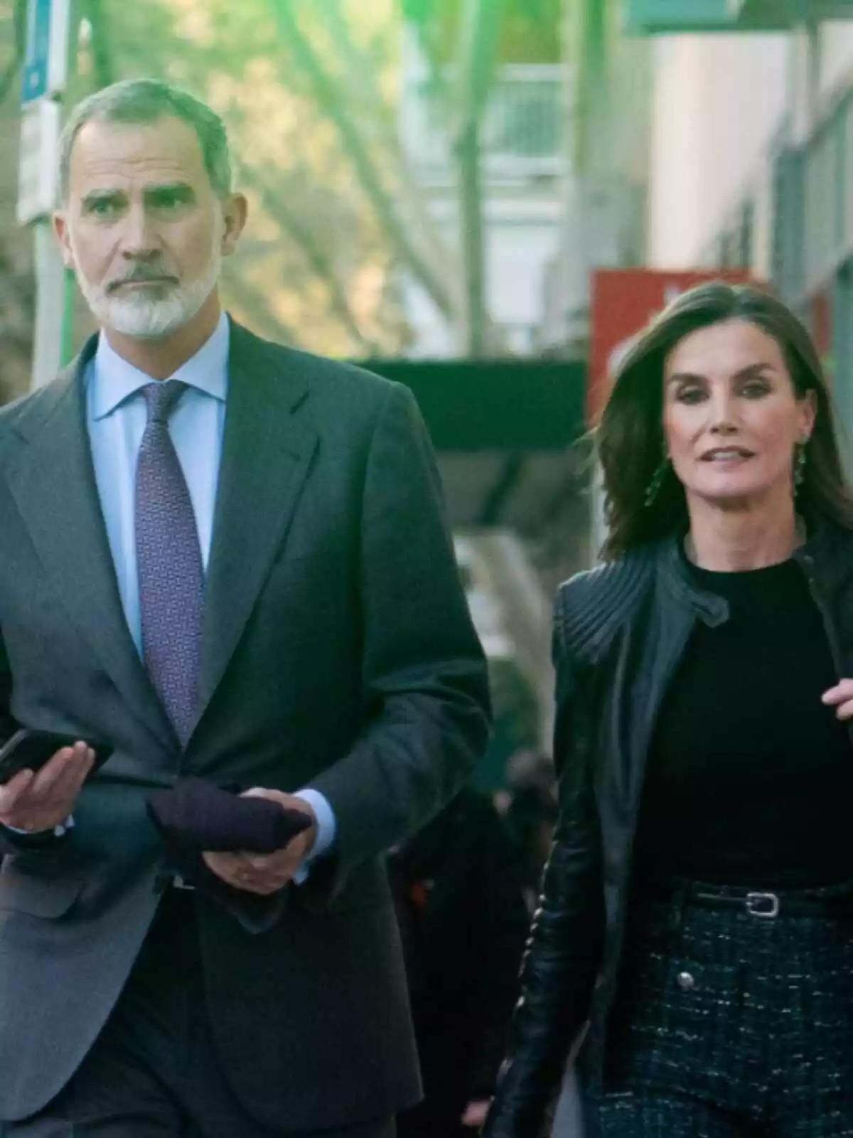 Felip VI i Letizia seriosos caminant pel carrer Felip VI i Letizia seriosos caminant pel carrer