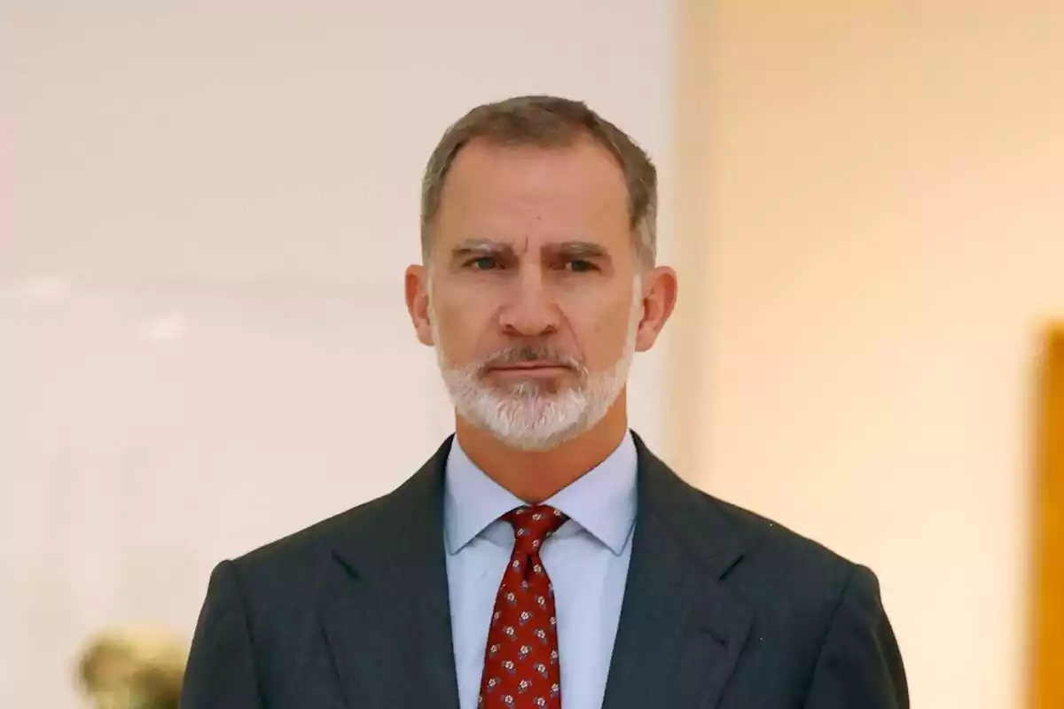 Felip VI seriosa amb una corbata vermella Felip VI seriosa amb una corbata vermella