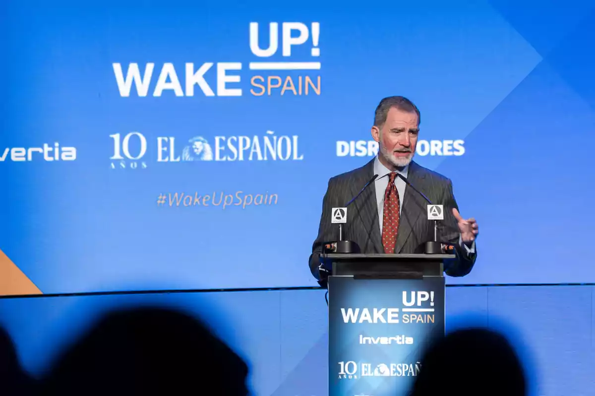 Felipe VI en un podio hablando en un evento llamado Felipe VI en un podio hablando en un evento llamado
