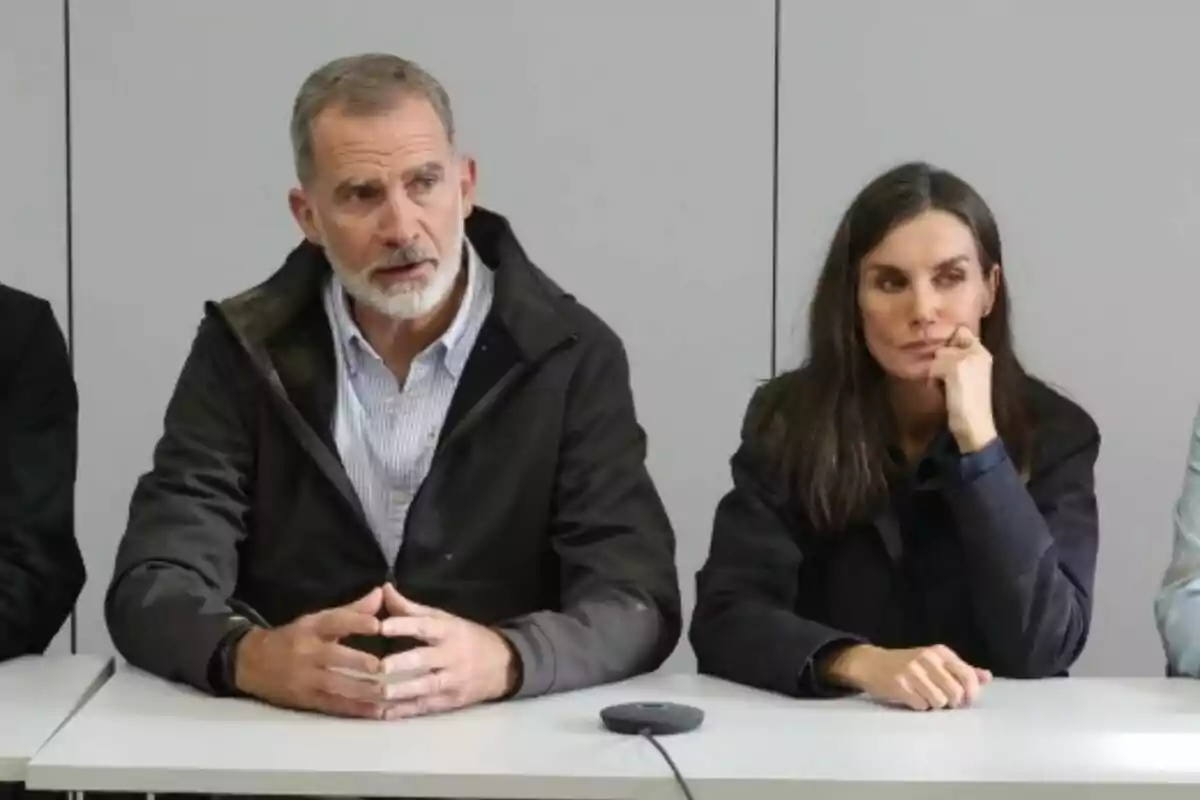 Felipe Vi y Letizia sentadas en una mesa durante una reunión. Felipe Vi y Letizia sentadas en una mesa durante una reunión.