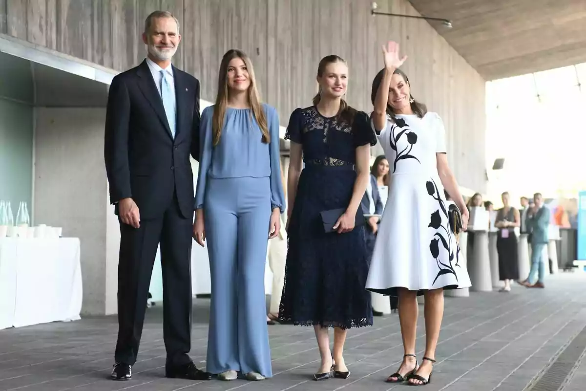 Felipe VI, la infanta Sofía, Leonor y Letizia posando para una foto en un evento formal. Felipe VI, la infanta Sofía, Leonor y Letizia posando para una foto en un evento formal.