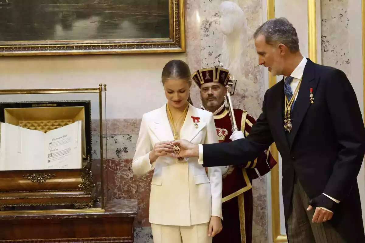 El rei Felip i la princesa Leonor, tots dos somrients, durant l'acte de la jura de la Constitució espanyola El rei Felip i la princesa Leonor, tots dos somrients, durant l'acte de la jura de la Constitució espanyola