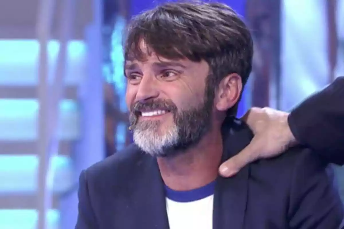 Fernando Tejero mirant de banda amb una mà a l'espatlla plorant