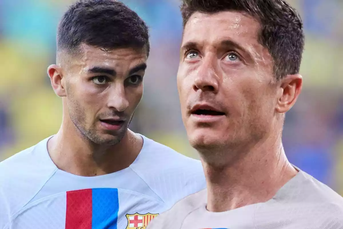 Robert Lewandowski and Ferran Torres with serious and sweaty faces looking at the clothesline