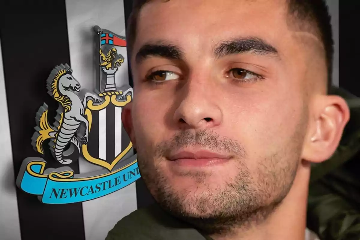 Un hombre con barba corta y cabello oscuro, con el escudo del Newcastle United de fondo.