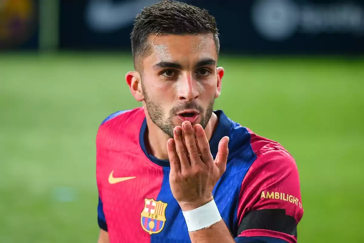 Un jugador de fútbol con el uniforme del FC Barcelona sopla un beso durante un partido. Un jugador de fútbol con el uniforme del FC Barcelona sopla un beso durante un partido.