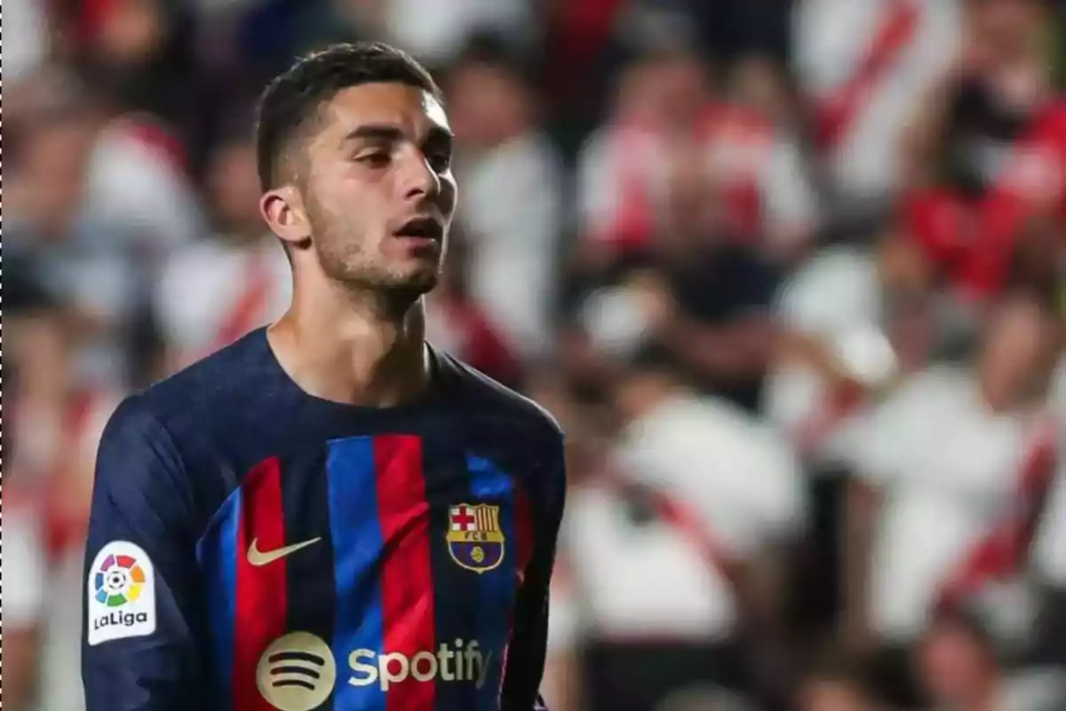 Un jugador de fútbol con la camiseta del FC Barcelona en el campo. Un jugador de fútbol con la camiseta del FC Barcelona en el campo.
