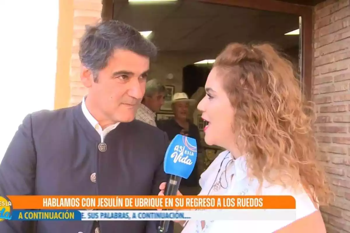 Captura de 'Fiesta' amb Beatriz Trapote amb el micròfon entrevistant Jesulín d'Ubrique el 17 d'agost de 2023