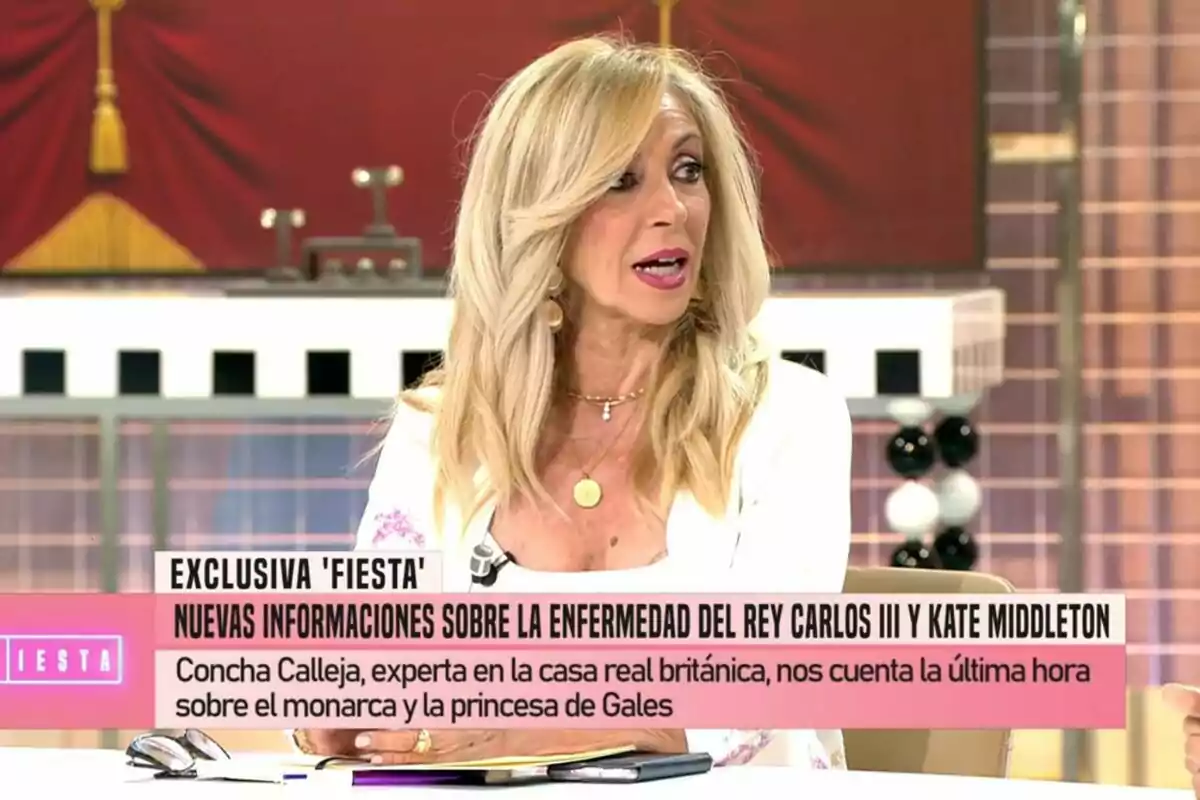 Concha Calleja está sentada en un set de televisión, hablando durante un programa llamado 