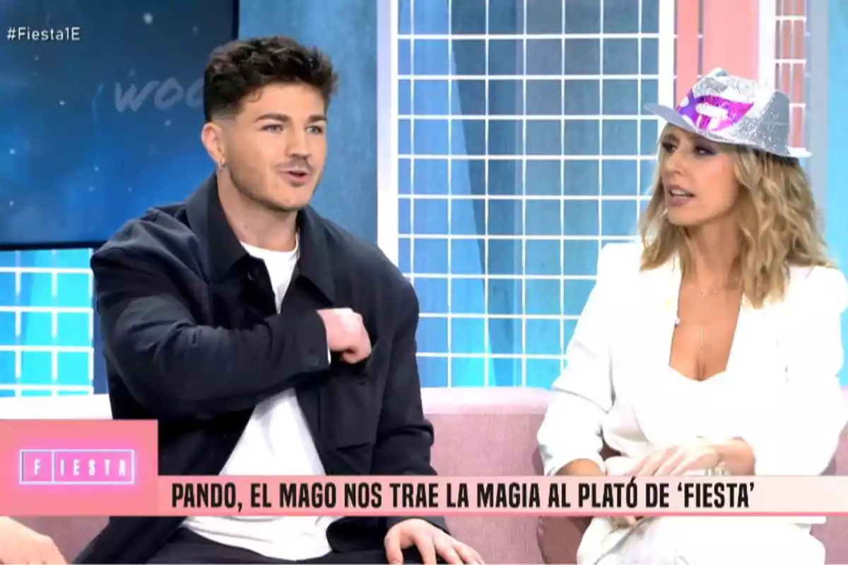 El mag Pando i Emma García conversen a 'Fiesta', una porta un barret brillant. El mag Pando i Emma García conversen a 'Fiesta', una porta un barret brillant.
