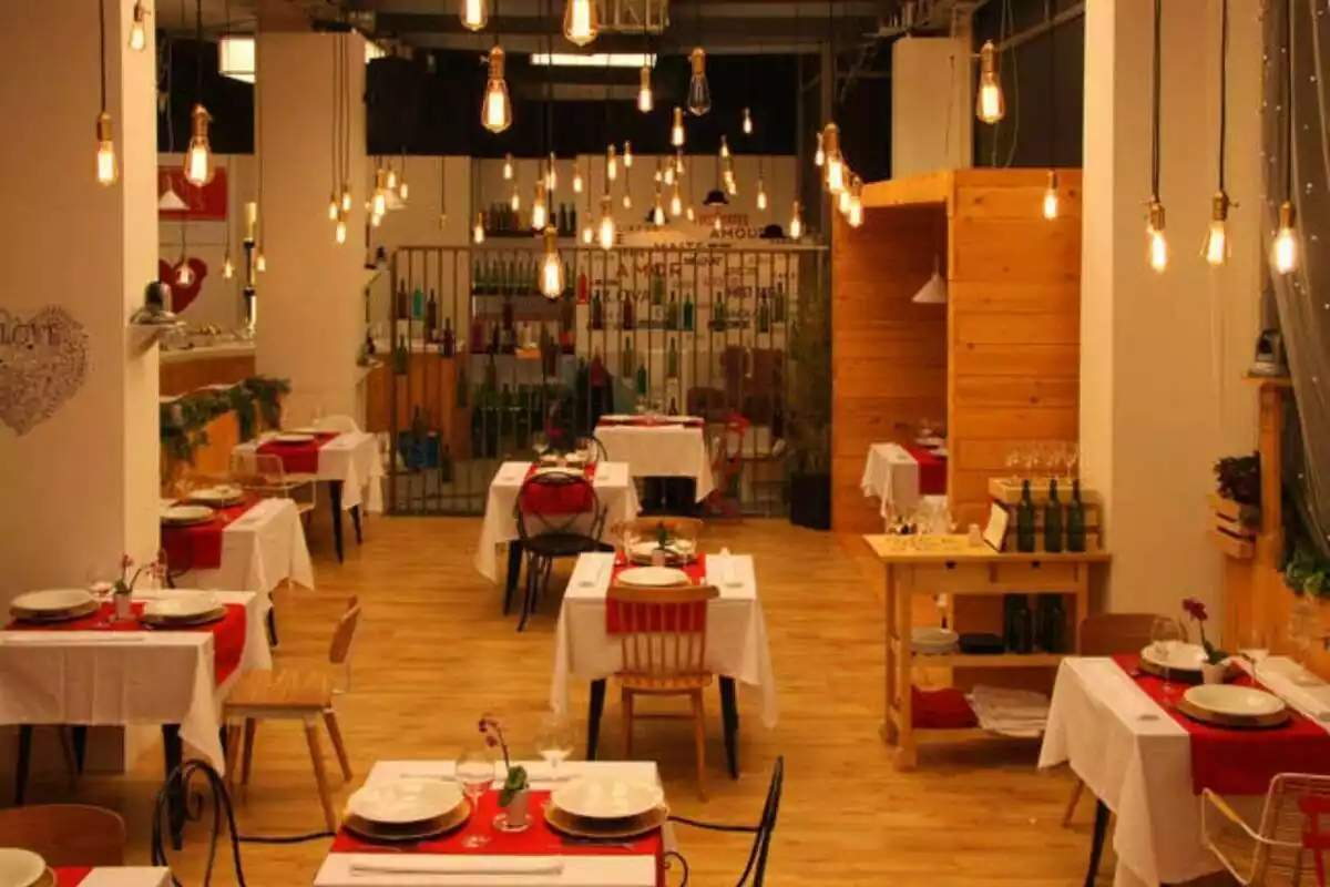 Imatge del restaurant de 'First Dates' buit amb les taules posades