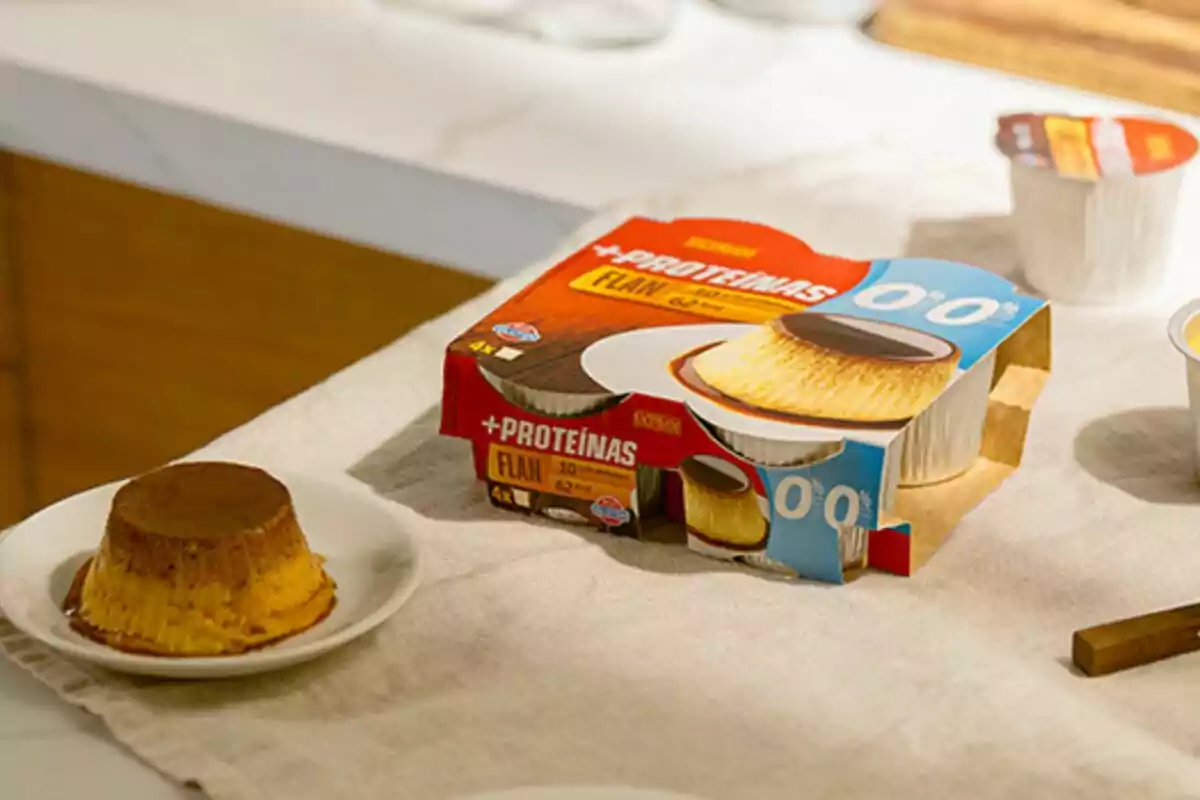 Envàs de flam de proteïnes al costat d'un flam servit en un plat sobre una taula. Envàs de flam de proteïnes al costat d'un flam servit en un plat sobre una taula.