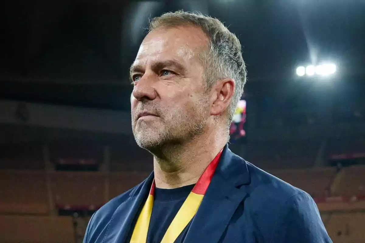 Un hombre de pie en un estadio con luces brillantes al fondo. Un hombre de pie en un estadio con luces brillantes al fondo.