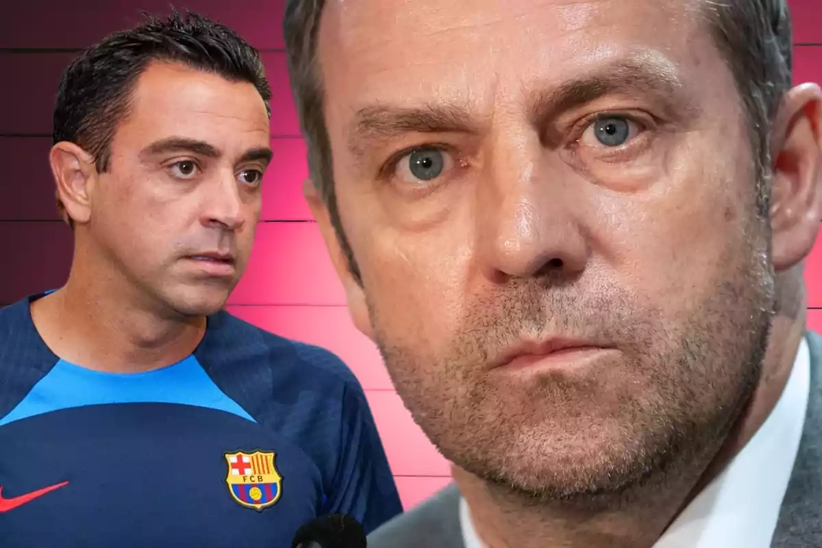 Hansi Flick en primer pla amb Xavi Hernández al fons davant una paret de color rosa