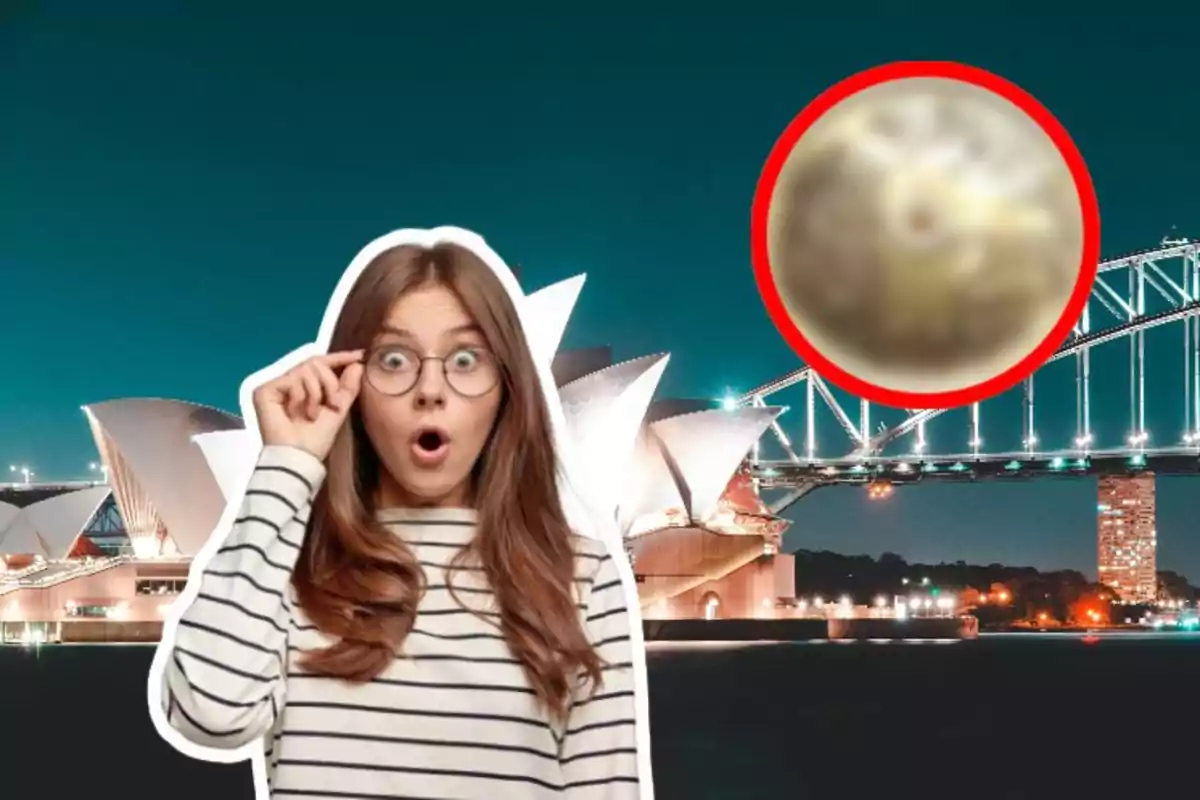 Una dona sorpresa amb ulleres davant de l'Òpera de Sydney i un objecte borros dins d'un cercle vermell.