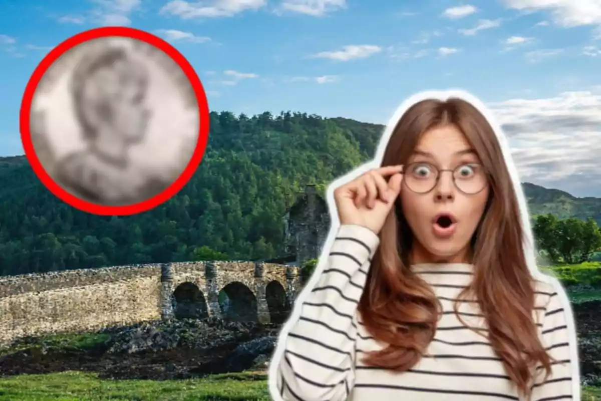 Una dona amb expressió de sorpresa està davant d'un paisatge amb un pont de pedra i un bosc, mentre observa una imatge borrosa en un cercle vermell.