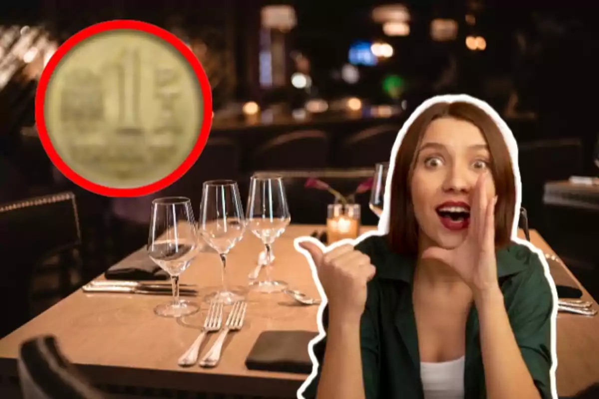 Una dona emocionada assenyala cap a una moneda en un restaurant elegant.