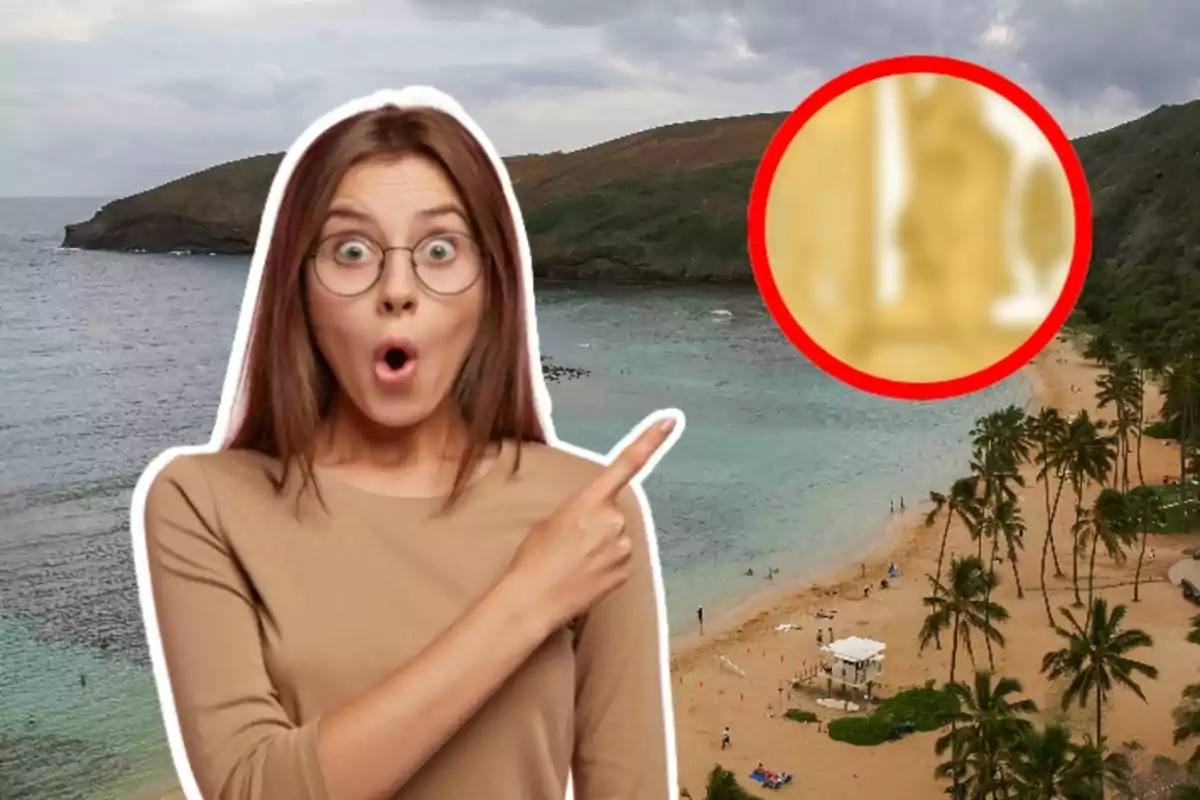 Dona sorpresa assenyalant cap a un cercle vermell en una platja tropical amb palmeres i mar de fons
