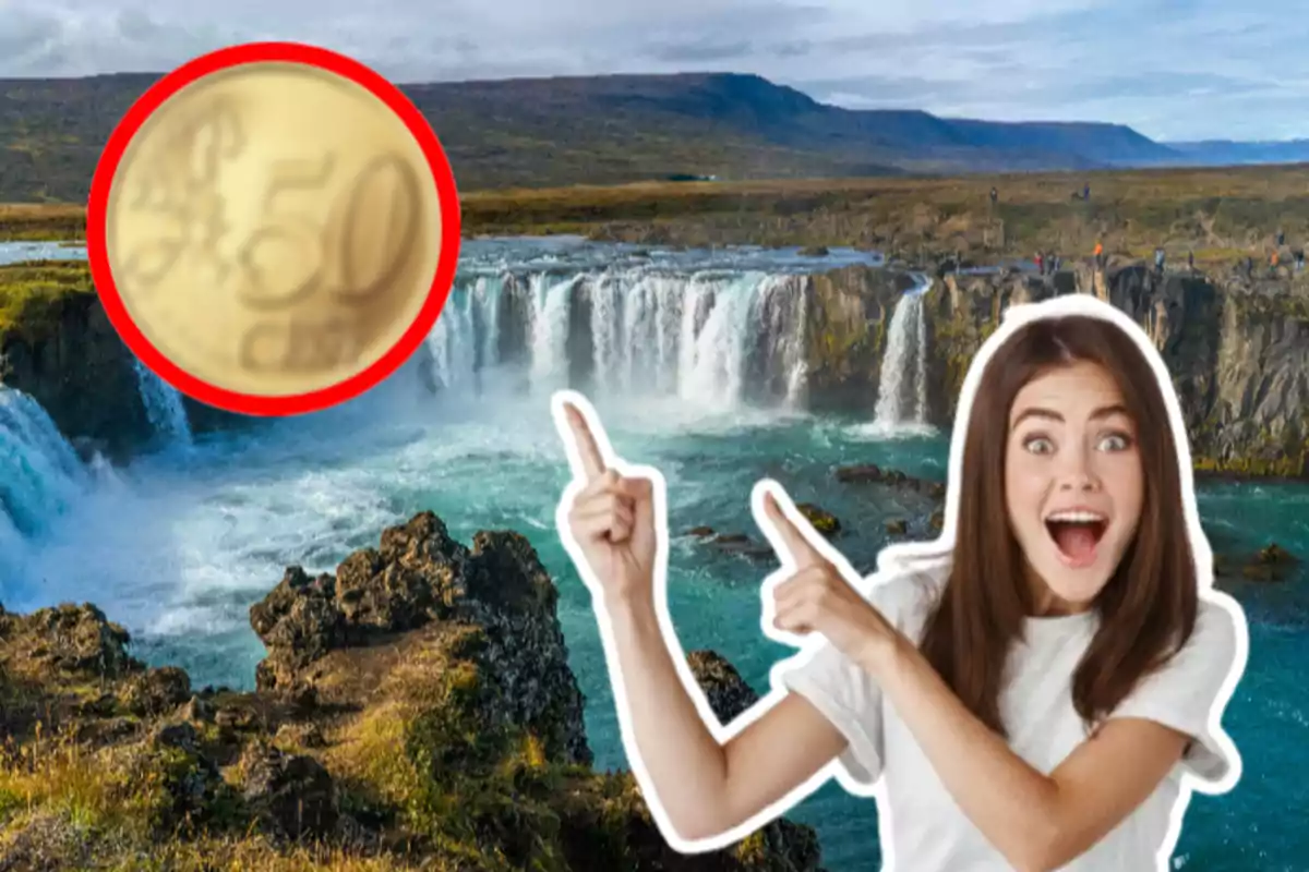 Una dona somrient assenyala cap a una moneda gran en un paisatge de cascada.