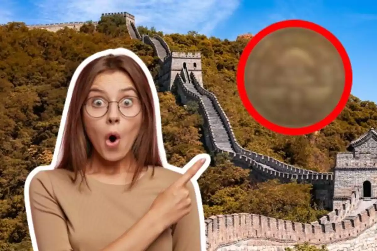 Una dona amb expressió de sorpresa assenyala cap a un objecte borros dins d'un cercle vermell sobre la Gran Muralla Xinesa.