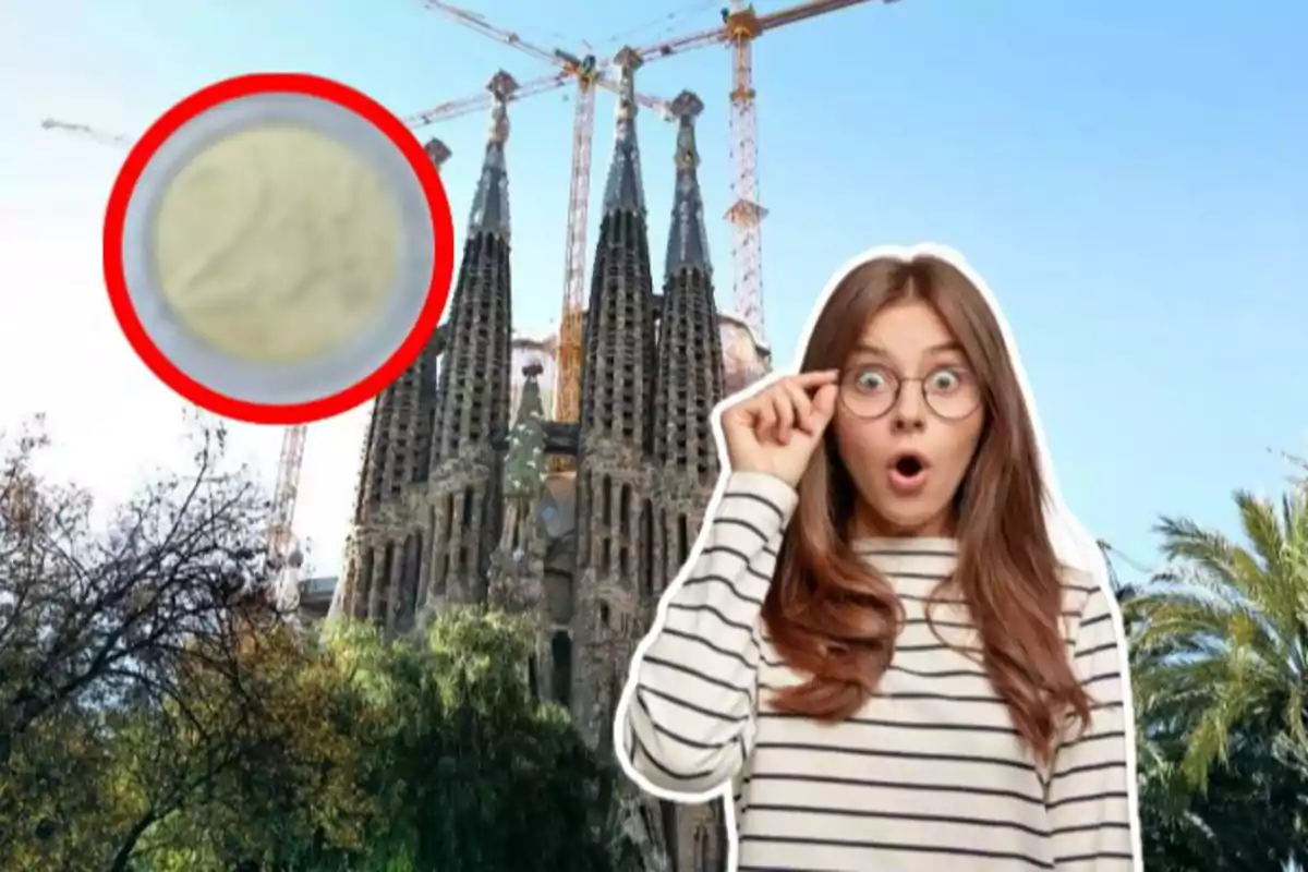 Una dona sorpresa amb ulleres davant de la Sagrada Família i un cercle vermell amb un objecte borrós.