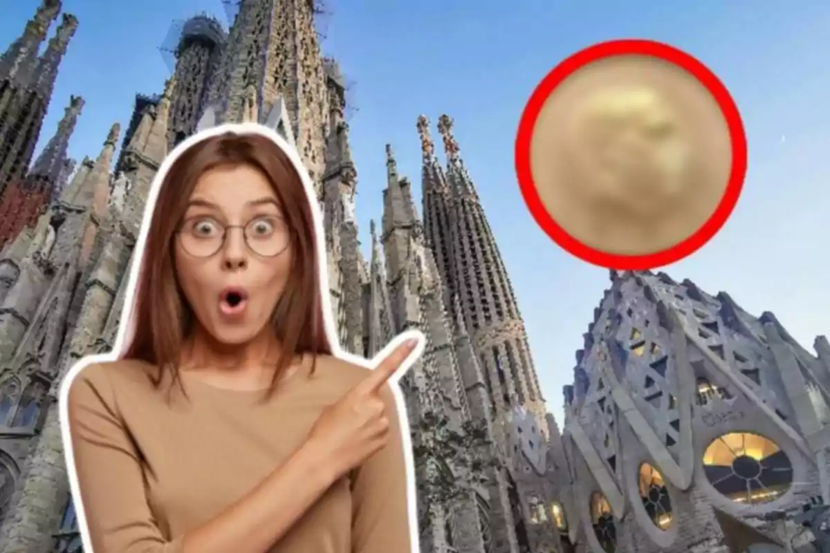 Una dona sorpresa assenyala cap a la Sagrada Família amb un cercle vermell que destaca un detall al cel.