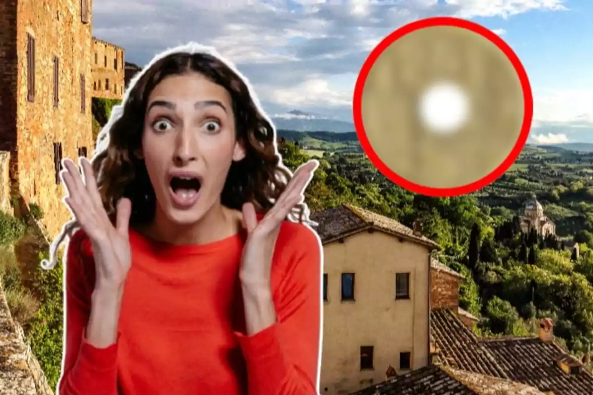 Una dona amb expressió de sorpresa està davant d'un paisatge rural amb edificis antics i un cercle vermell ressaltant una àrea al cel.
