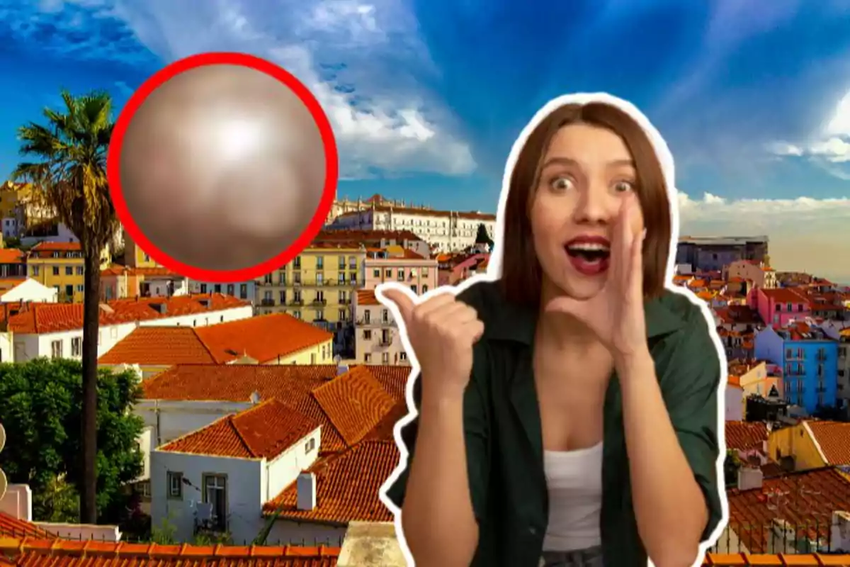 Una dona emocionada assenyala cap a un paisatge urbà amb teulades vermelles i un cel blau, mentre un cercle vermell ressalta una àrea borrosa a la imatge.
