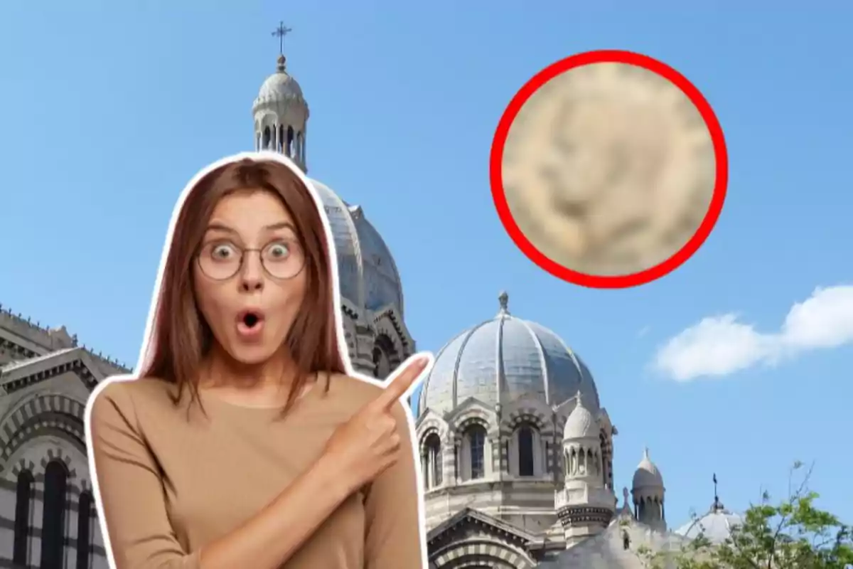 Una dona amb expressió de sorpresa assenyala cap a una catedral amb una cúpula, mentre un cercle vermell ressalta un detall al cel.