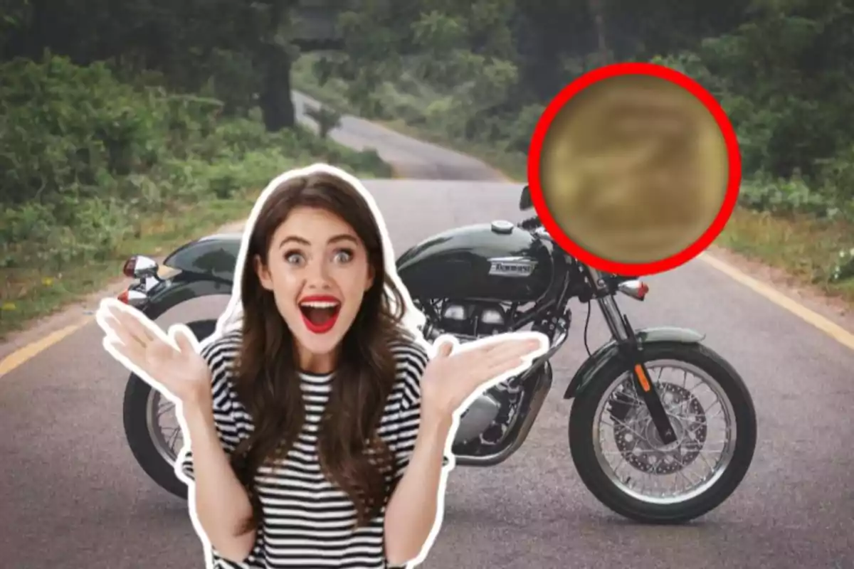 Una dona emocionada amb una samarreta de ratlles està davant d'una motocicleta en una carretera envoltada de vegetació, amb un cercle vermell ressaltant una àrea borrosa a la imatge.