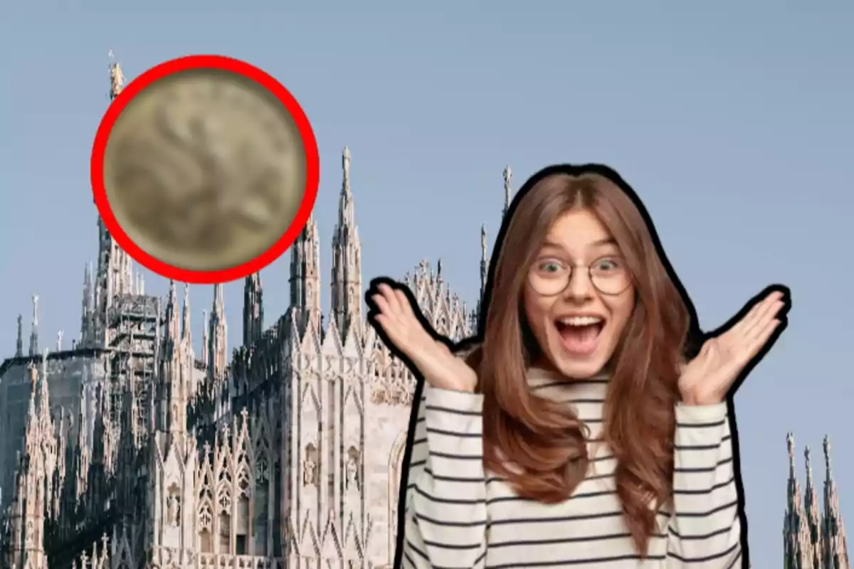 Una dona somrient amb ulleres i un gest de sorpresa davant d'una catedral gòtica amb una moneda borrosa en un cercle vermell a la cantonada superior esquerra.