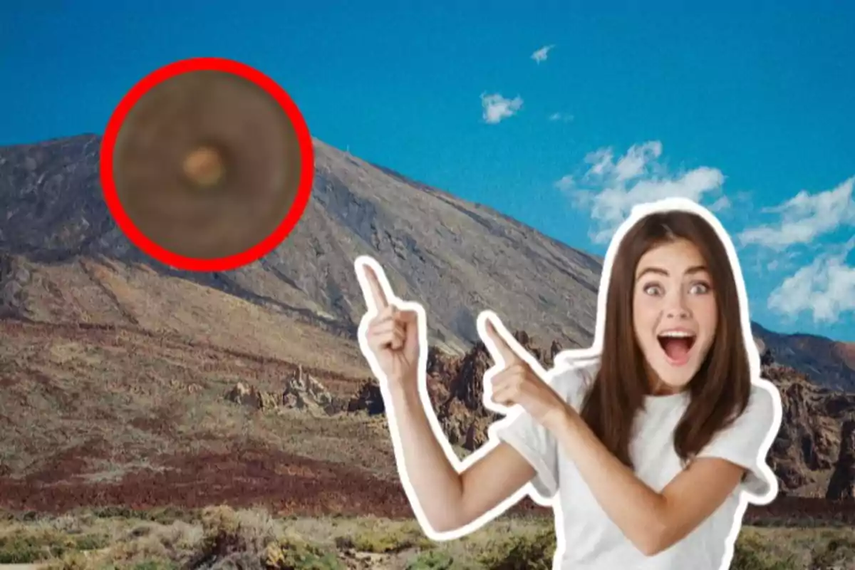 Una dona somrient assenyala cap a un volcà en un paisatge muntanyós amb un cercle vermell ressaltant una àrea al cel.