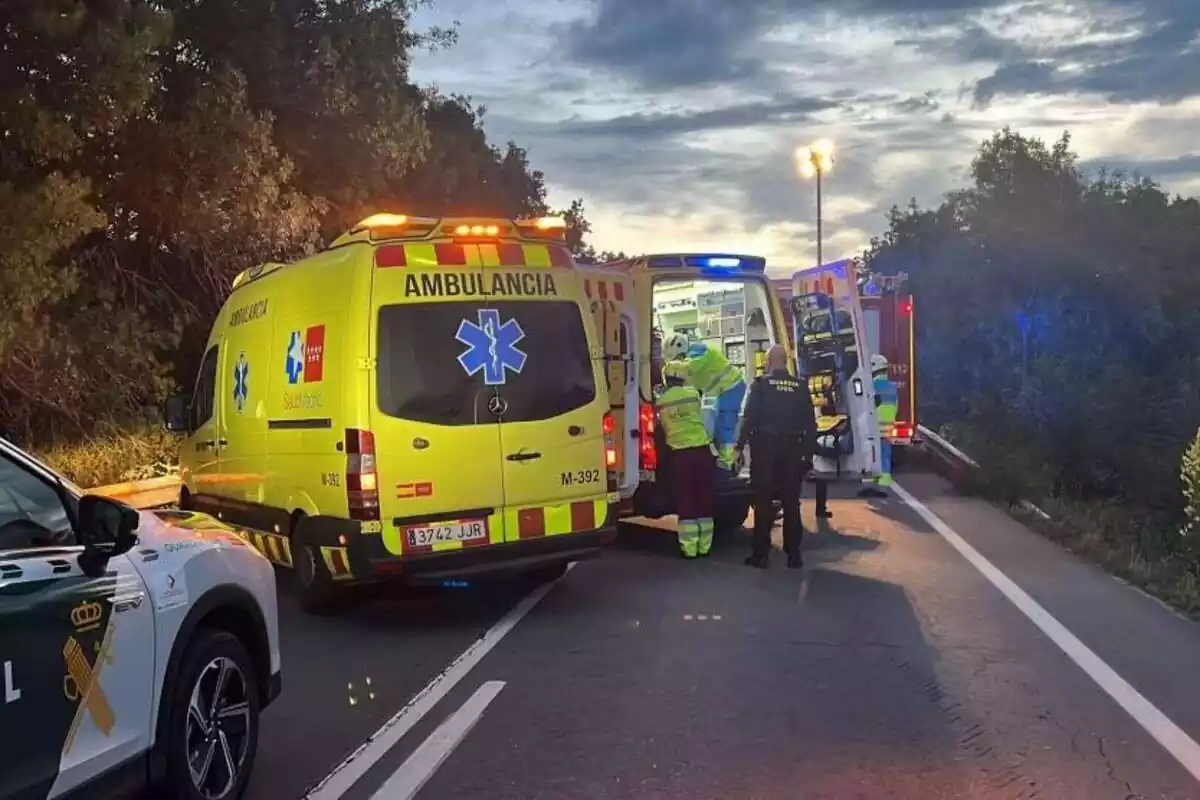 Foto dels serveis d'emergència al lloc de l'accident de trànsit a l'alçada de Collado Villalba, a la Comunitat de Madrid
