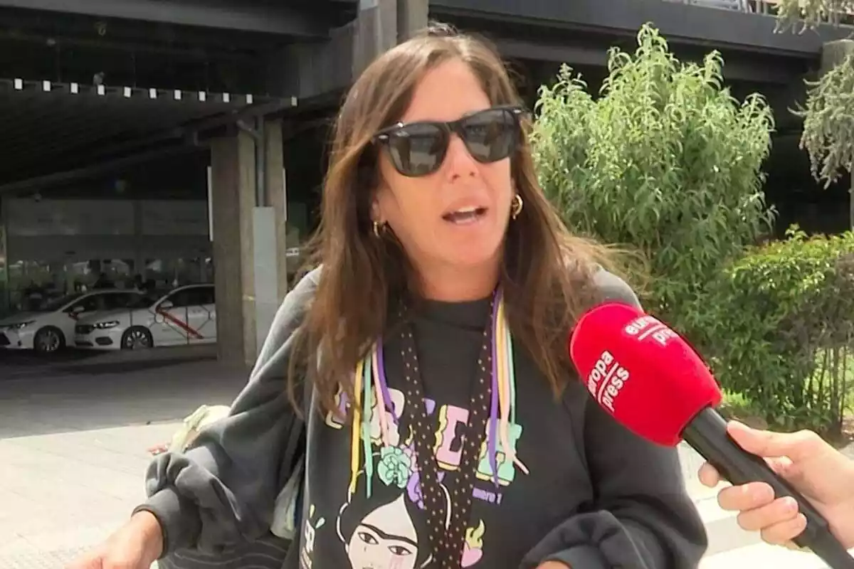 Foto d'Anabel Pantoja parlant amb la premsa després de tornar de les seves vacances a Mèxic