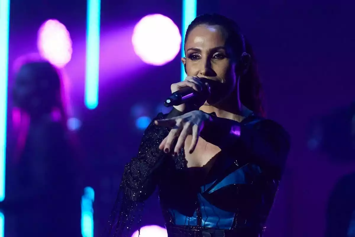 Foto de Malú cantant durant un dels seus concerts mentre assenyala el públic amb la mà. Foto de Malú cantant durant un dels seus concerts mentre assenyala el públic amb la mà.