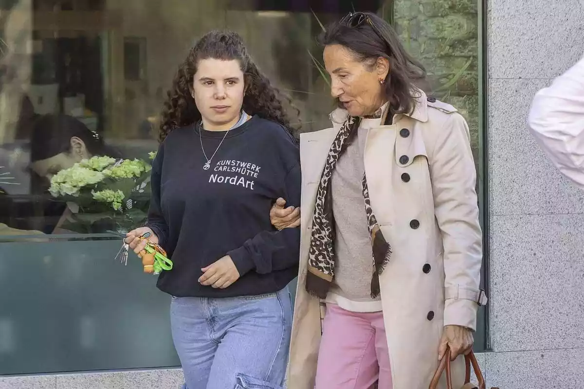 Foto de Carla Vigo passejant amb la seva àvia, Paloma Rocasolano, pels carrers de Madrid