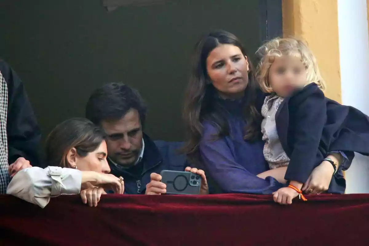 Fotografia de Cayetana Rivera al costat de Lourdes Montes veient les processons de Dilluns Sant en un balcó de Sevilla Fotografia de Cayetana Rivera al costat de Lourdes Montes veient les processons de Dilluns Sant en un balcó de Sevilla