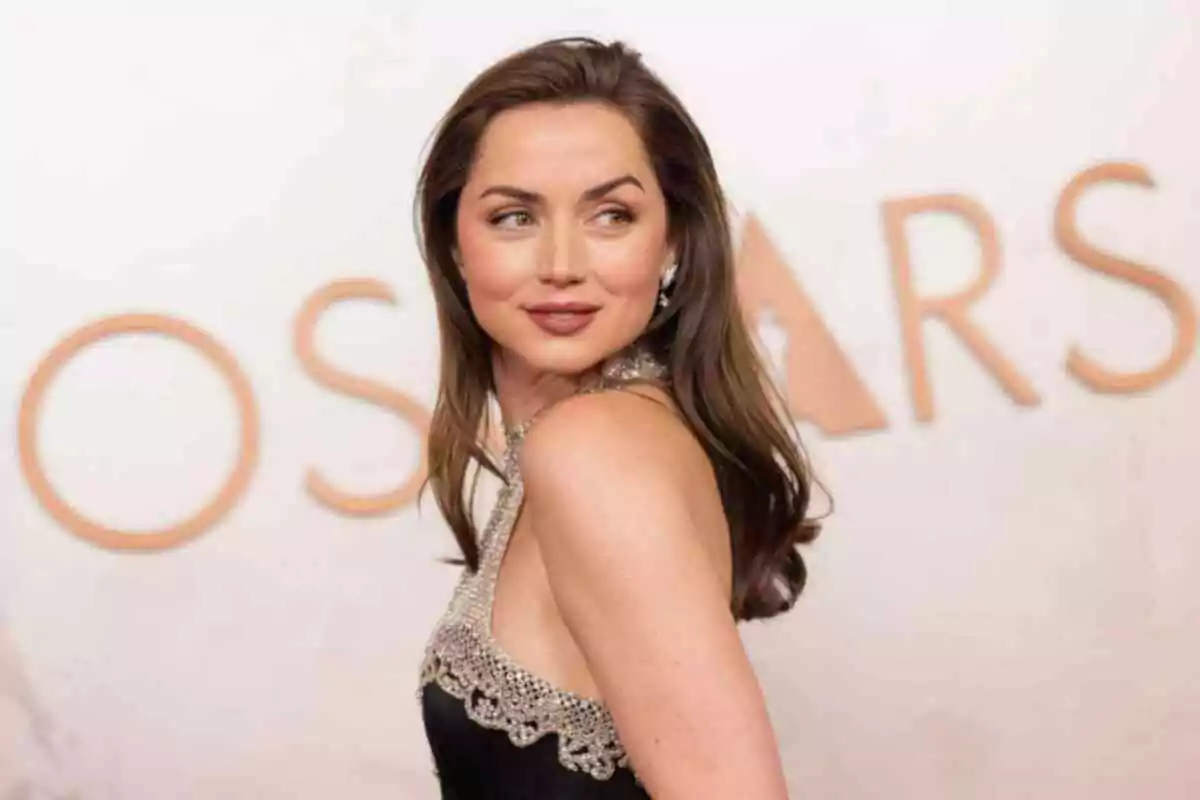 Ana de Armas amb un vestit elegant posant en un esdeveniment amb la paraula Ana de Armas amb un vestit elegant posant en un esdeveniment amb la paraula