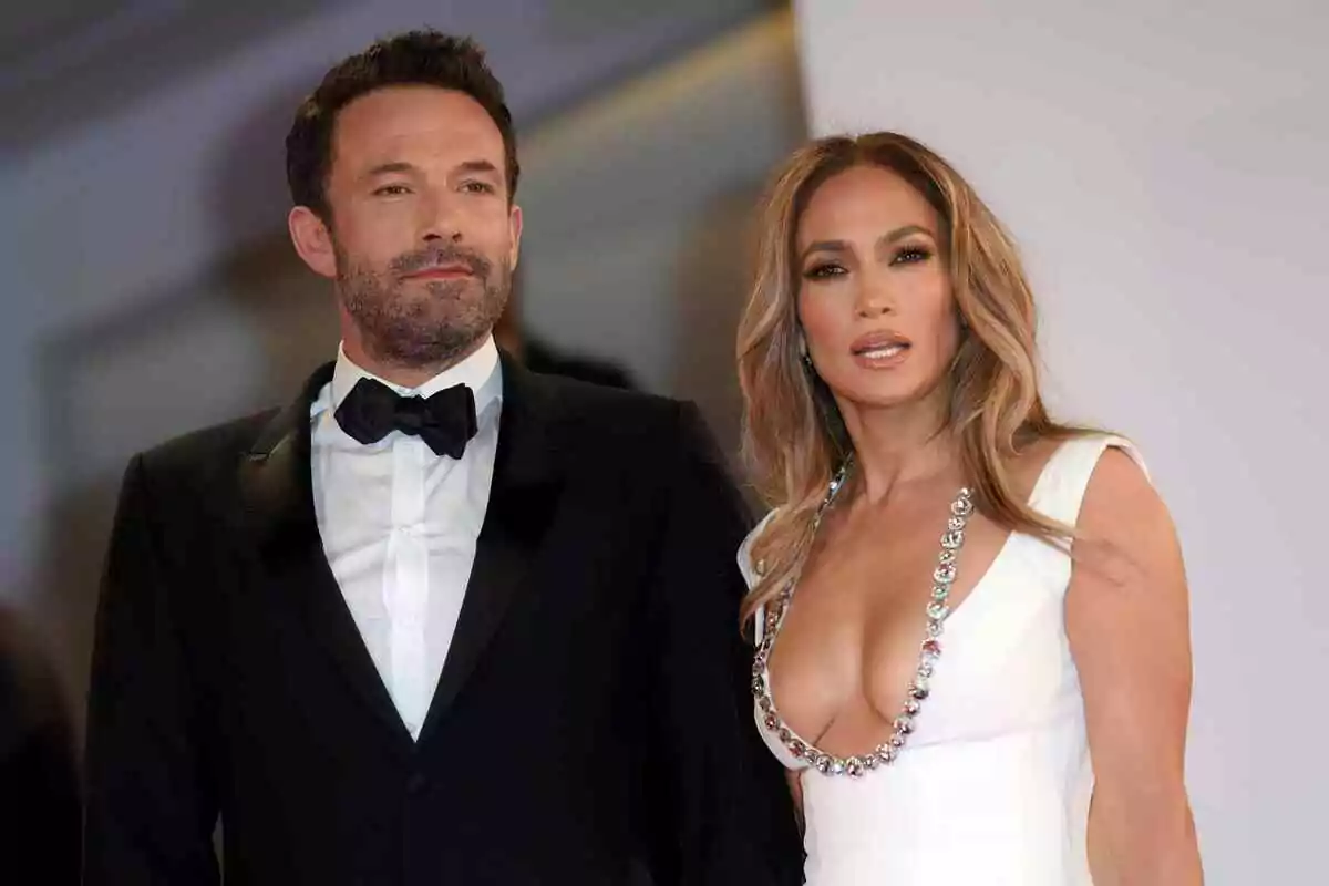 Jennifer López and Ben Affleck elegantly dressed at a formal event. Jennifer López and Ben Affleck elegantly dressed at a formal event.