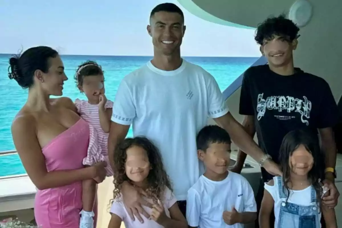 Família —formada per Cristiano Ronaldo, Georgina Rodríguez i els seus fills— posant somrient en un iot amb el mar blau de fons. Família —formada per Cristiano Ronaldo, Georgina Rodríguez i els seus fills— posant somrient en un iot amb el mar blau de fons.