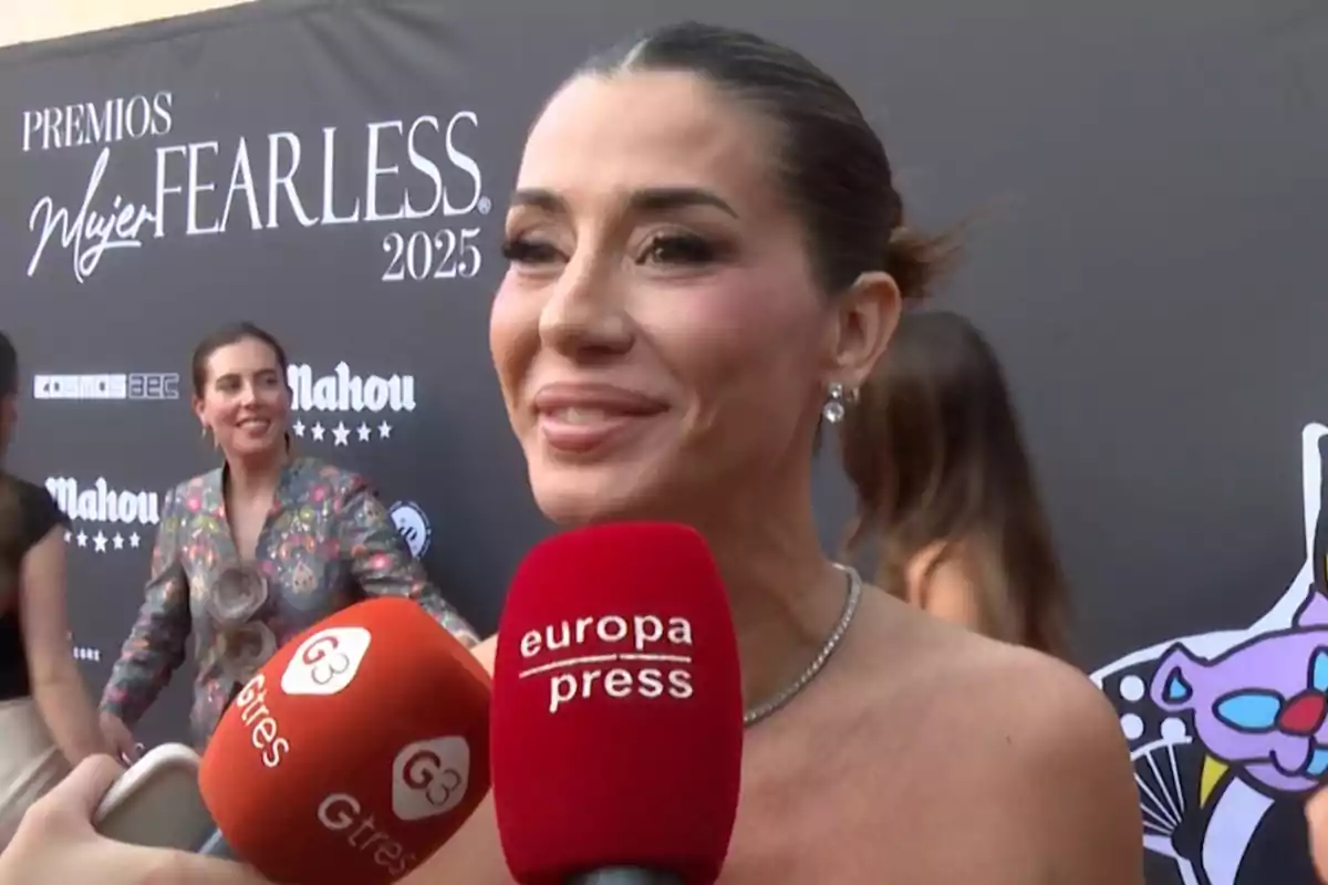 Elena Tablada somrient durant una entrevista a la catifa vermella dels Premis Dona Fearless 2025 amb micròfons de premsa davant seu i un fons amb logotips de patrocinadors. Elena Tablada somrient durant una entrevista a la catifa vermella dels Premis Dona Fearless 2025 amb micròfons de premsa davant seu i un fons amb logotips de patrocinadors.