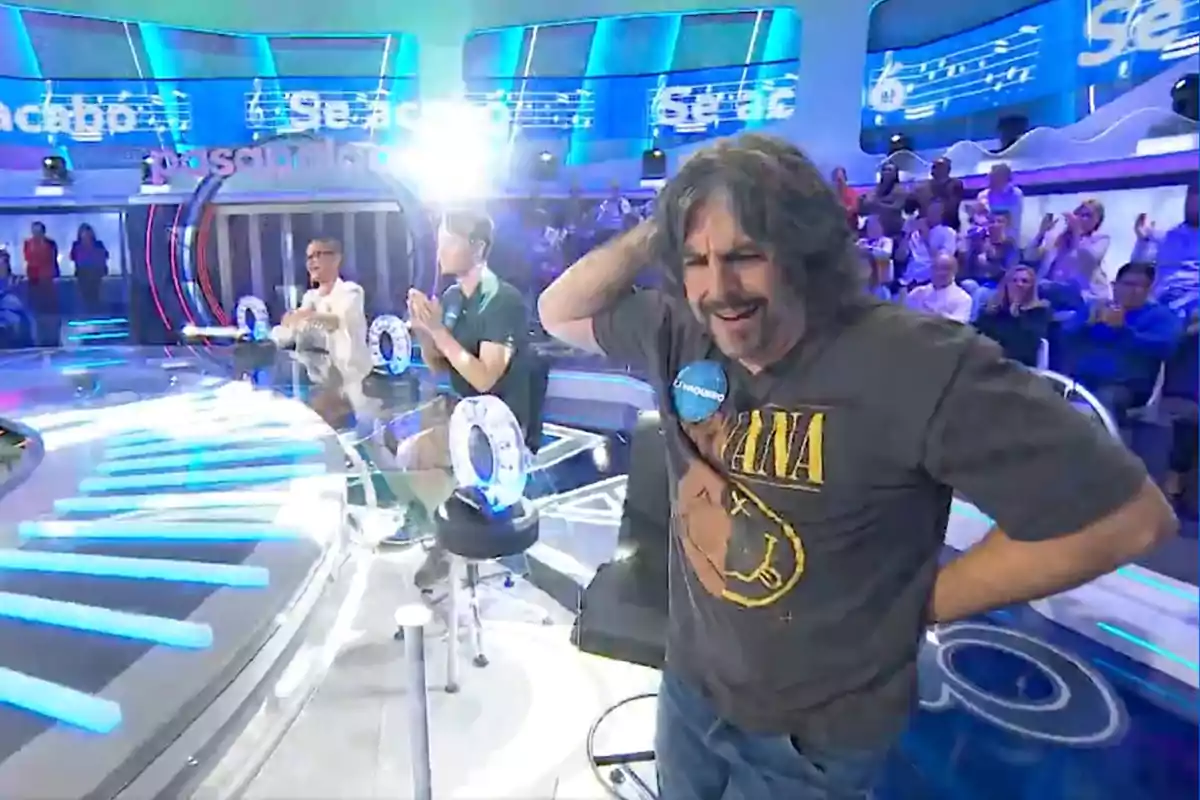J. J. Vázquez amb samarreta de Nirvana a 'Pasapalabra' amb públic i altres participants al fons J. J. Vázquez amb samarreta de Nirvana a 'Pasapalabra' amb públic i altres participants al fons