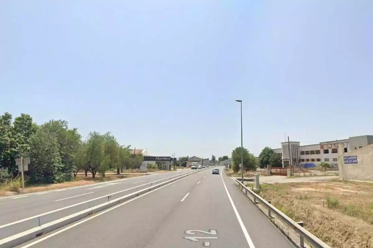 Foto de la carretera C-12 al seu pas per Tortosa, a la província de Tarragona