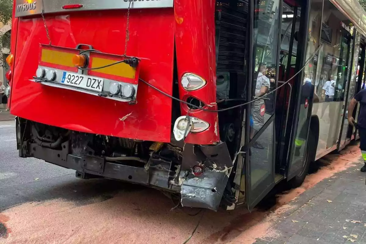 Foto de l'autobús que ha xocat contra un cotxe el 15 de juny de 2023.